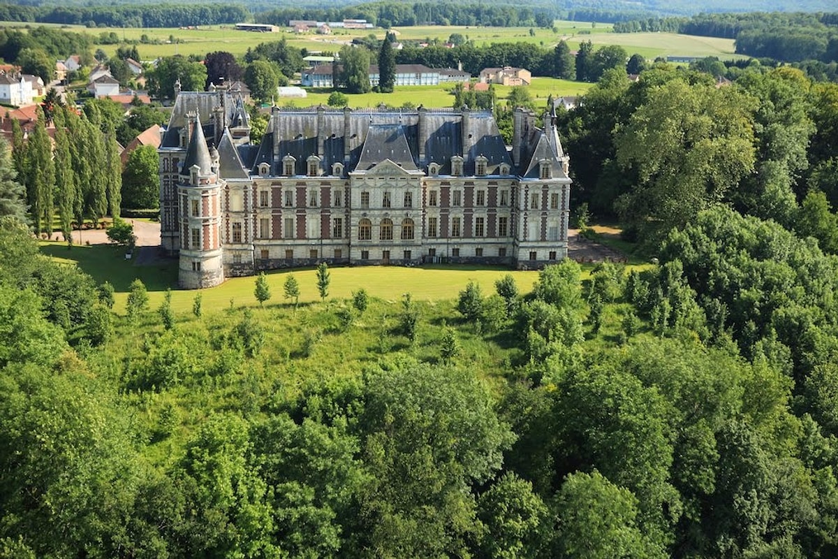 Chateau france. Франция дворец Шато-де-во. Замок Веррери Франция. Усадьба Франция Шато. Поместье Шато во Франции.