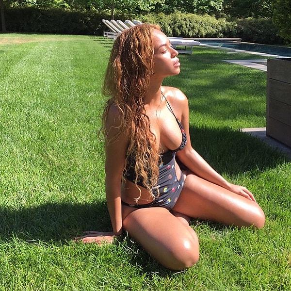 Ayrık bacak modasından sonra ilaç gibi gelen trendin öncüleri ve muazzam örnekleri sizin de tahmin edeceğiniz üzere: Beyonce...