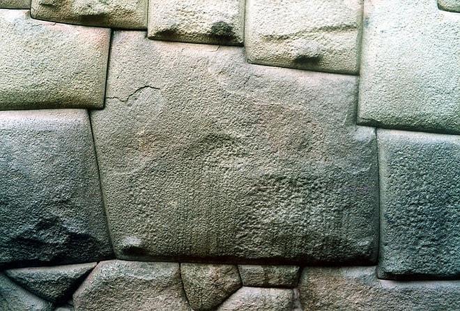İnka Duvar Ustalarının Harçsız Yaptığı ve Yüzyıllardır Bozulmadan Korunan 12 Köşeli Taş