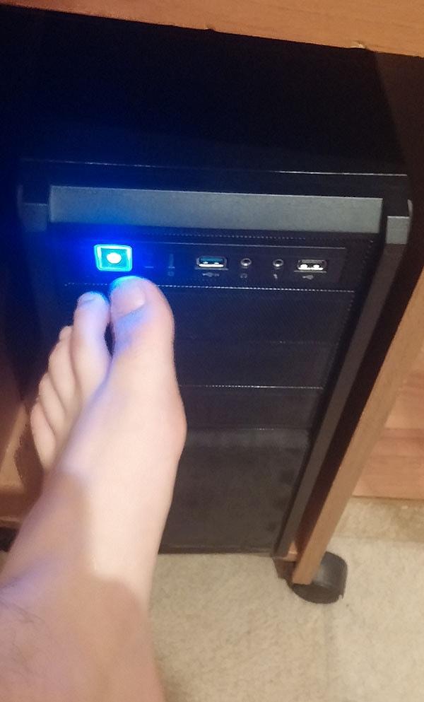 19. Bilgisarayın power tuşuna ayak parmağımızla basıp açmak