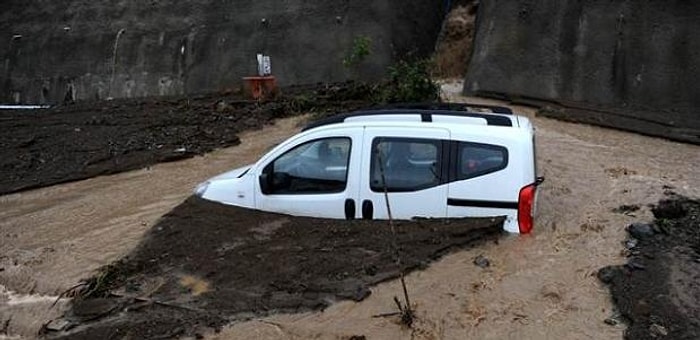 Çamura Saplanan Arabaları Kurtarıp Günün Kahramanı Olmanızı Sağlayacak Basit Yöntem