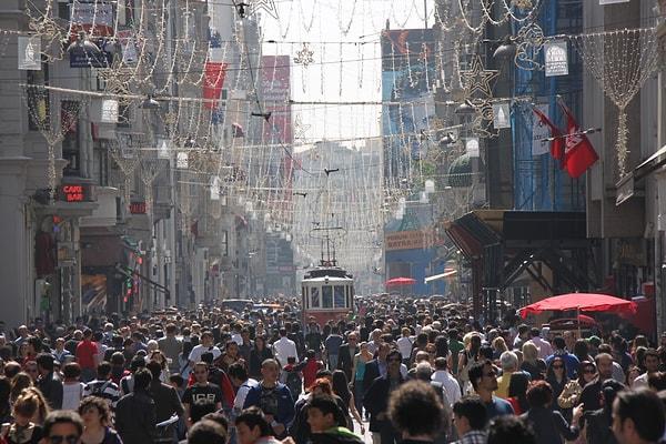 8. Taksim'in kalabalıklığı sadistçe hoşunuza gider.