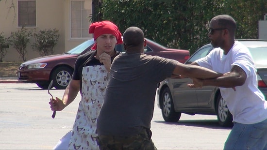 Araba Kaputları Üzerinde Yumurta Pişirme Şakası Yapan Çılgın Adam