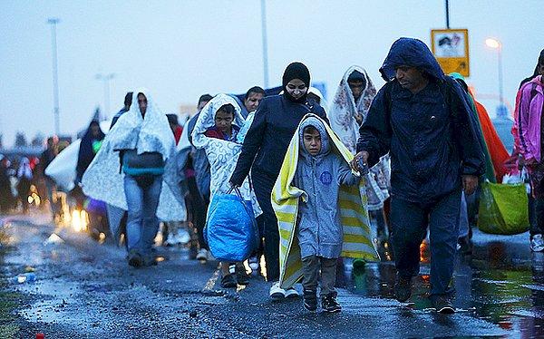 Sayıları 4 milyonu aşan ve yarısından fazlası Türkiye'ye sığınan Suriyeli mülteciler, Türkiye'de de insanı şartlarda yaşam imkanı bulamadığından çeşitli yollarla Avrupa'ya gitmeye başladı.