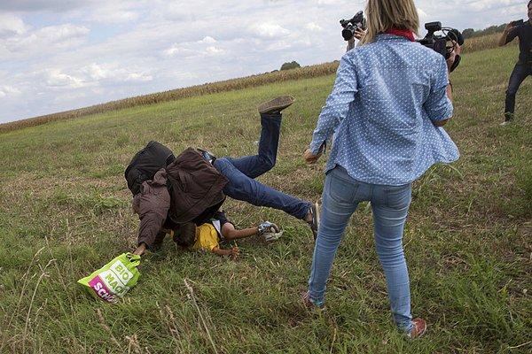 Bu olayın ardından mülteci krizi Avrupa'da gündemin birinci sırasına otururken, kucağında oğluyla kaçmaya çalışan babaya çelme takan Macar gazeteci işten çıkarılmıştı.