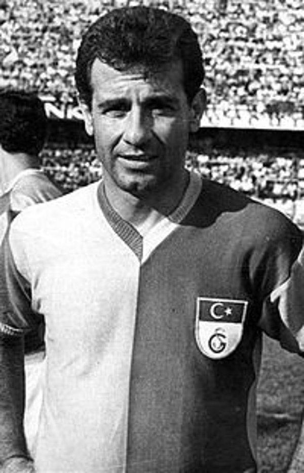 14. 1959-1960 sezonunda Metin Oktay yalnızca 11 gol atarak gol kralı olmuştur.
