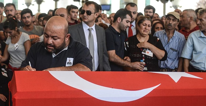 Yakını, Şehidin Tabutunun Üzerindeki Kağıda 'Şehit' Yazdı