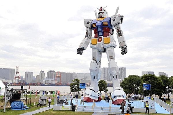 Tokyo'da bir parkta bulunan Gundam Robot adlı çalışma.