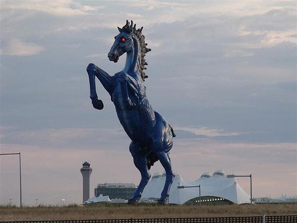 Denver Havaalanının dışında bulunan kırmızı gözlü at.