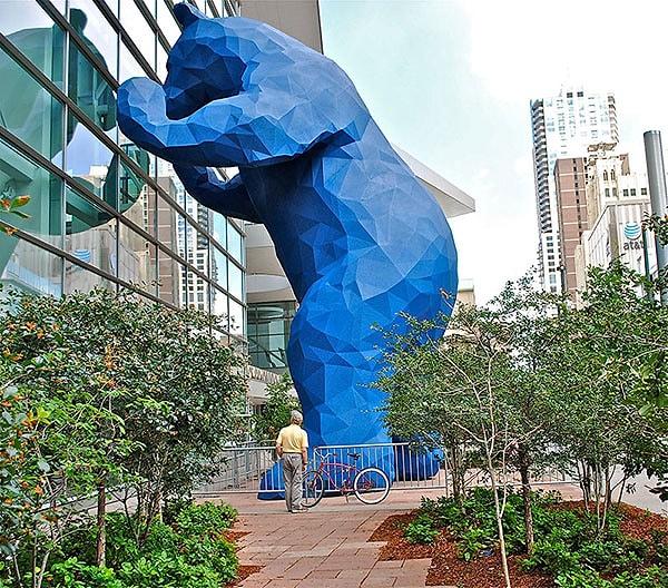 Şehir merkezindeki 12 metrelik mavi ayı. Lawrence Argent