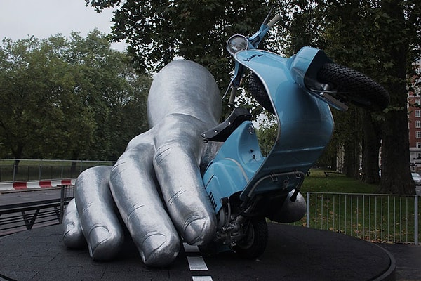 Скутер в руке ребека