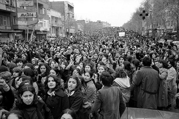 4. Tahran'da bir araya gelen 100.000'i aşkın kadın, başörtüsü takmanın zorunlu hale getirilmesini protesto etti.