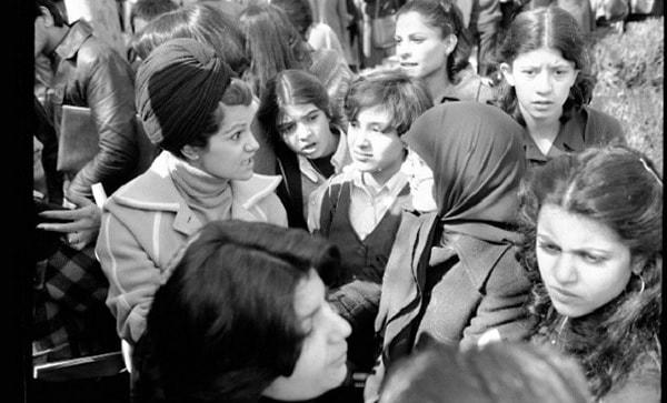 6. Protesto gösterilerine katılan birçok başörtülü kadın da bulunmaktaydı. Fotoğrafta iki kadını Humeyni'nin başörtüsü açıklamalarını hararetli bir şekilde tartışırken görüyoruz.