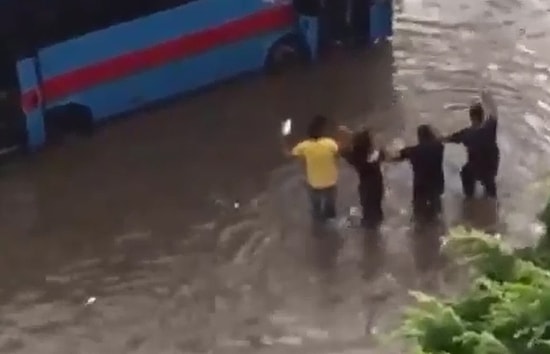 Yağmur Yağınca Sevinçten Halaya Duran Adanalılar