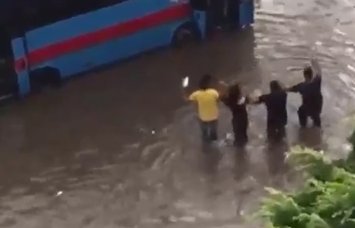 Yağmur Yağınca Sevinçten Halaya Duran Adanalılar