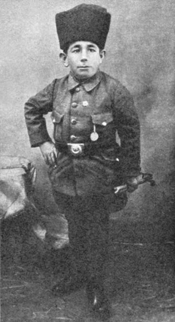 Birinci Dünya Savaşı’nın ilk yıllarında Enver Paşa, Doğu Cephesi’ni teftişe gittiğinde, kendisine sadece 110 cm boyu olan Ahlatlı bir genç hediye edilir.