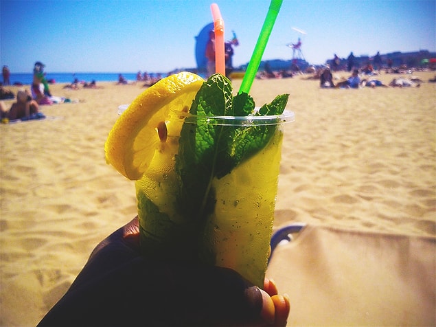 3. Yalnızca birkaç euro karşılığında bira ya da mojito'nuzu ayağınıza kadar getirebilirsiniz.