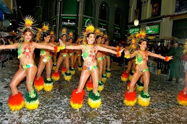 5. Karnavalların sadece Brezilya'da yapıldığını sanıyorsanız yanılıyorsunuz. Las Fallas Festivali ve Sitges Karnavalı gibi etkinliklere yalnızca birkaç saat uzaklıkta olursunuz.