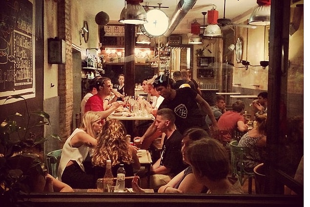 6. Restoranların gece yarılarına kadar açık olduğunu gördüğünüzde sakın şaşırmayın.