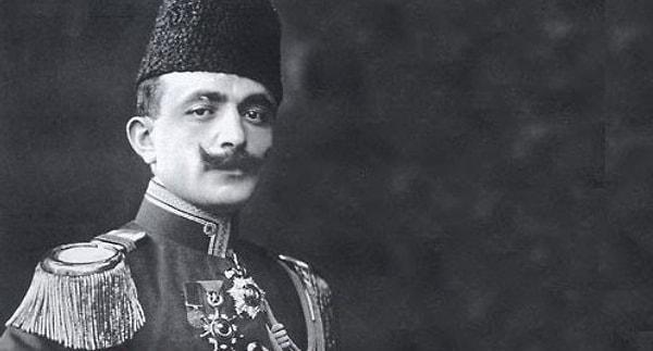 Ali Şamil’in görevi sarayda Enver Paşa ile eşi Naciye Sultan’ı eğlendirmektir. Ama Birinci Dünya Savaşı’nda işler ters gidince, Enver Paşa aniden İstanbul’dan ayrılır.