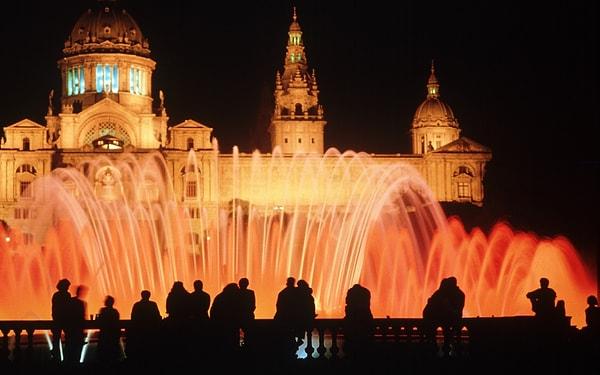 9. Akşamları yapacak hiçbir şey bulamazsanız bile oturup "Büyülü Çeşme"yi (Magic Fountain) saatlerce izleyebilirsiniz.