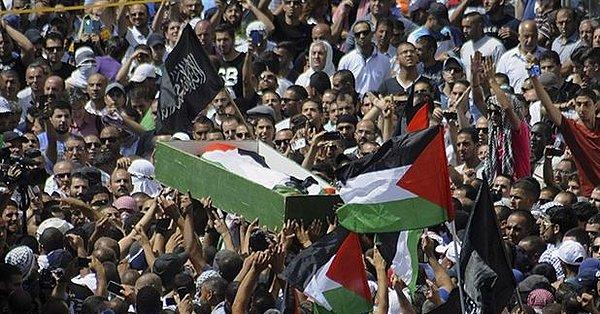 7. İşten çıkıp evlerine dönen Filistinlilerin şahit olduğu olay, bir anda kitlesel gösterilere dönüşmüştü. Hayatlarını kaybeden Filistinlilerin cenazeleri 10.000'i aşkın Filistinli tarafından sloganlar eşliğinde taşındı.