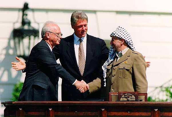 12. Aralık 87'de başlayan Birinci İntifada, Eylül 93'te FKÖ lideri Yaser Arafat ve İsrail Başbakanı İzak Rabin'in Oslo Anlaşması'nı imzalamasıyla sona erdi.
