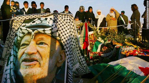 23. 28 Eylül 2000, Ariel Şaron'un Mescid-i Aksa ziyareti sonrasında başlayan İkinci İntifada, 11 Kasım 2004 tarihinde FKÖ lideri Yaser Arafat'ın hayatını kaybetmesiyle gerileme dönemine girdi.