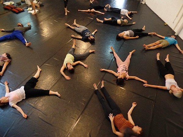 BONUS: Çıplak Ayaklar Dans Topluluğu
