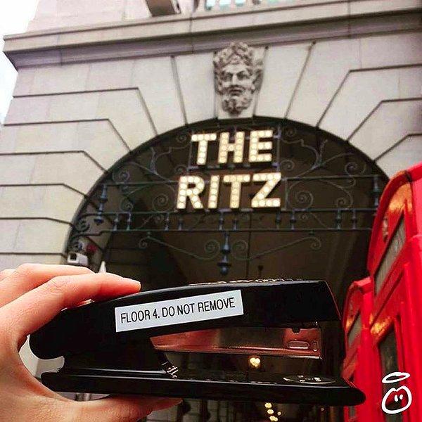 Dünyanın en güzel otellerine gitmek onun da hakkı: Meşhur The Ritz London'ın yolunu tutuyorlar.