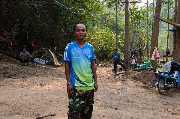 29. Laos'un dolambaçlı yolları çok ıssız olmasına rağmen, ormanlar da bir o kadar hareketliymiş ve karşılaştığı işçiler onu yatıya kalması için ikna etmeye çalışmışlar.