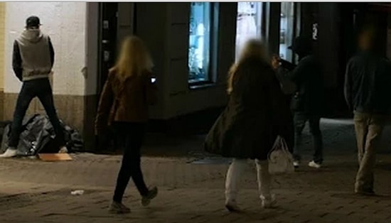 Evsiz İnsanın Üzerine İşeyen Adama İnsanların Tepkileri