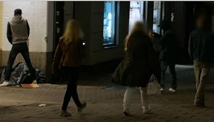 Evsiz İnsanın Üzerine İşeyen Adama İnsanların Tepkileri