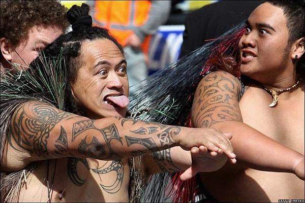 Yeni Zelanda çıkışlı olan bu dans Maori yerlilerine özgü.