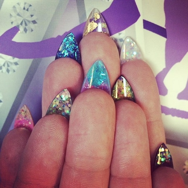 2. Однако интереснее будет использовать яркие привлекающие внимание цвета с блеском.