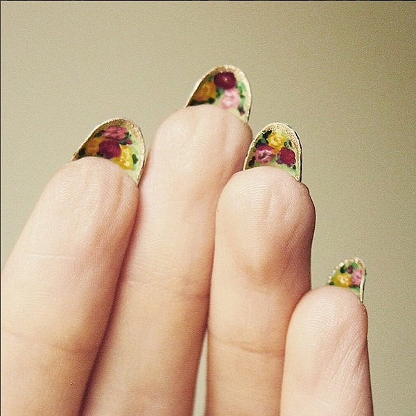 6. Немного хлопотно, но популярность набирают рисунки на внутренней стороне ногтей.