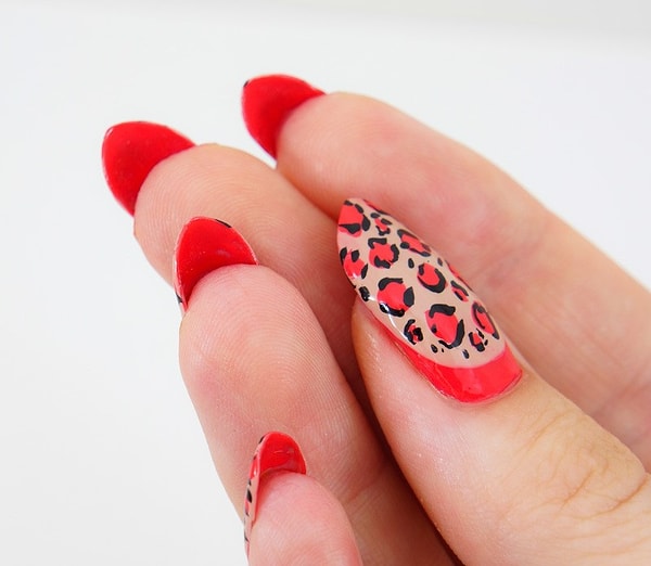 1. Можно просто окрасить внутреннюю часть ногтя в соответствии с основным цветом маникюра.