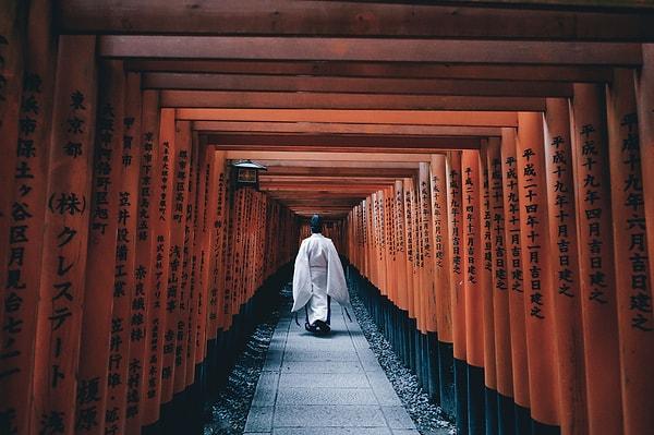 1. Kyoto'da geleneksel kıyafetleriyle yürüyen bir adam