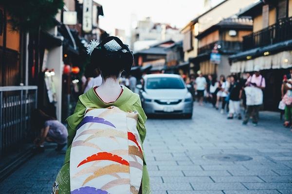 20. Kyoto'da geleneksel kıyafetleriyle bir Japon kadını (2)
