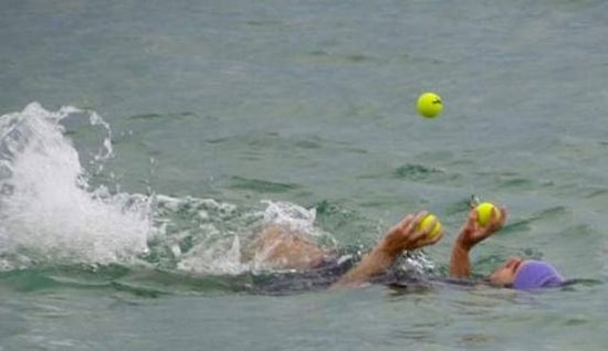 Elindeki Topları Düşürmeden Yüzen, Koşan ve Bisiklete Binen Triatlon Hokkabaz