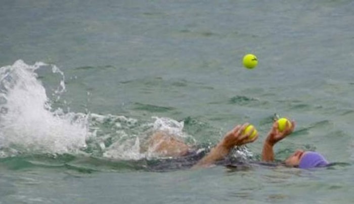 Elindeki Topları Düşürmeden Yüzen, Koşan ve Bisiklete Binen Triatlon Hokkabaz