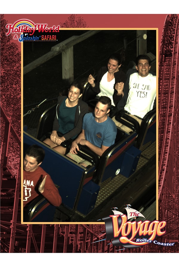 На всех фотографиях Остин позирует в майке, на которой написано "Она сказала ДА!"