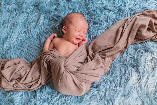 Yeni Doğmuş Bebek ve Sevimli Köpek Yavrularının Tatlılık Patlaması Yaratan Fotoğrafları