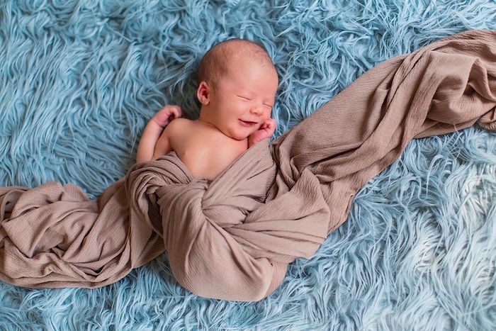 Yeni Doğmuş Bebek ve Sevimli Köpek Yavrularının Tatlılık Patlaması Yaratan Fotoğrafları