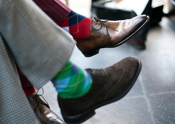 17. Çoraplar elbette ki kişiliğinizin bir uzantısıdır, ancak ayakkabınızla, pantolonunuzla aynı renk olmalı diye bir kaide yok.