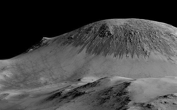 Daha önce Mars üzerinde Curiosity denilen keşif robotu ile yapılan çalışmalarda da suya dair bulgulara rastlanmış, fakat herhangi bir kanıt elde edilememişti.
