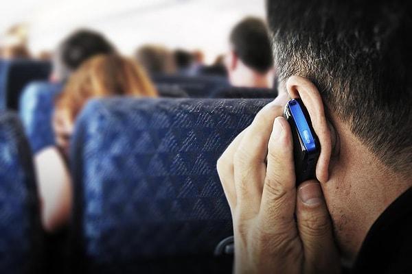 12. Uçak iniş yaptığı saniyede telefonunu açan kişi.