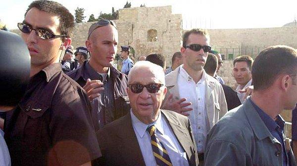 18. 2000 yılına girildiğinde Likud Partisi lideri ve Başbakan adayı Ariel Şaron'un Mescid-i Aksa ziyareti tansiyonu yeniden yükseltti. 1000 korumayla Mescid-i Aksa ziyaretini gerçekleştiren Şaron, İkinci İntifada'nın başlamasına sebebiyet verdi.