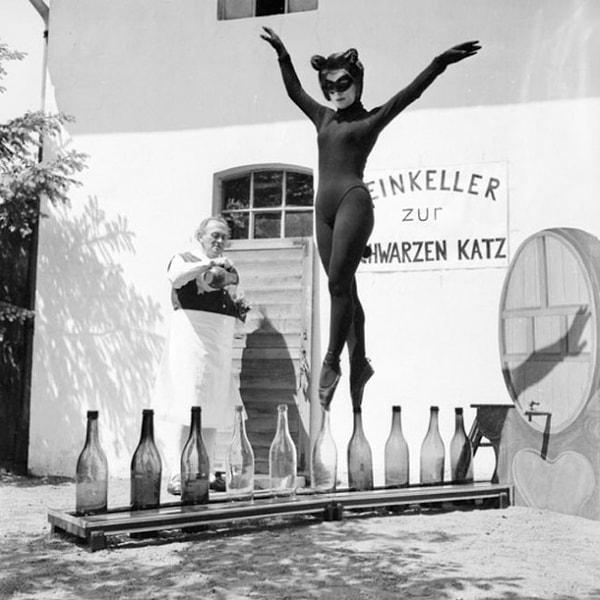 24. 17 yaşındaki Bianca Passarge kedi kostümüyle şişelerin üzerinde dansını yaparken, yıl 1958.
