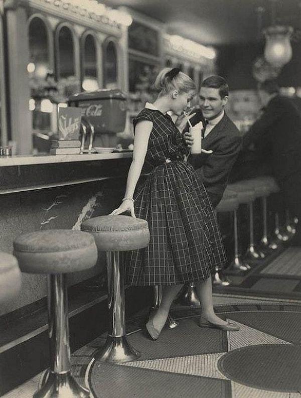 10. Flörtleşen bir çift, 1950'ler.